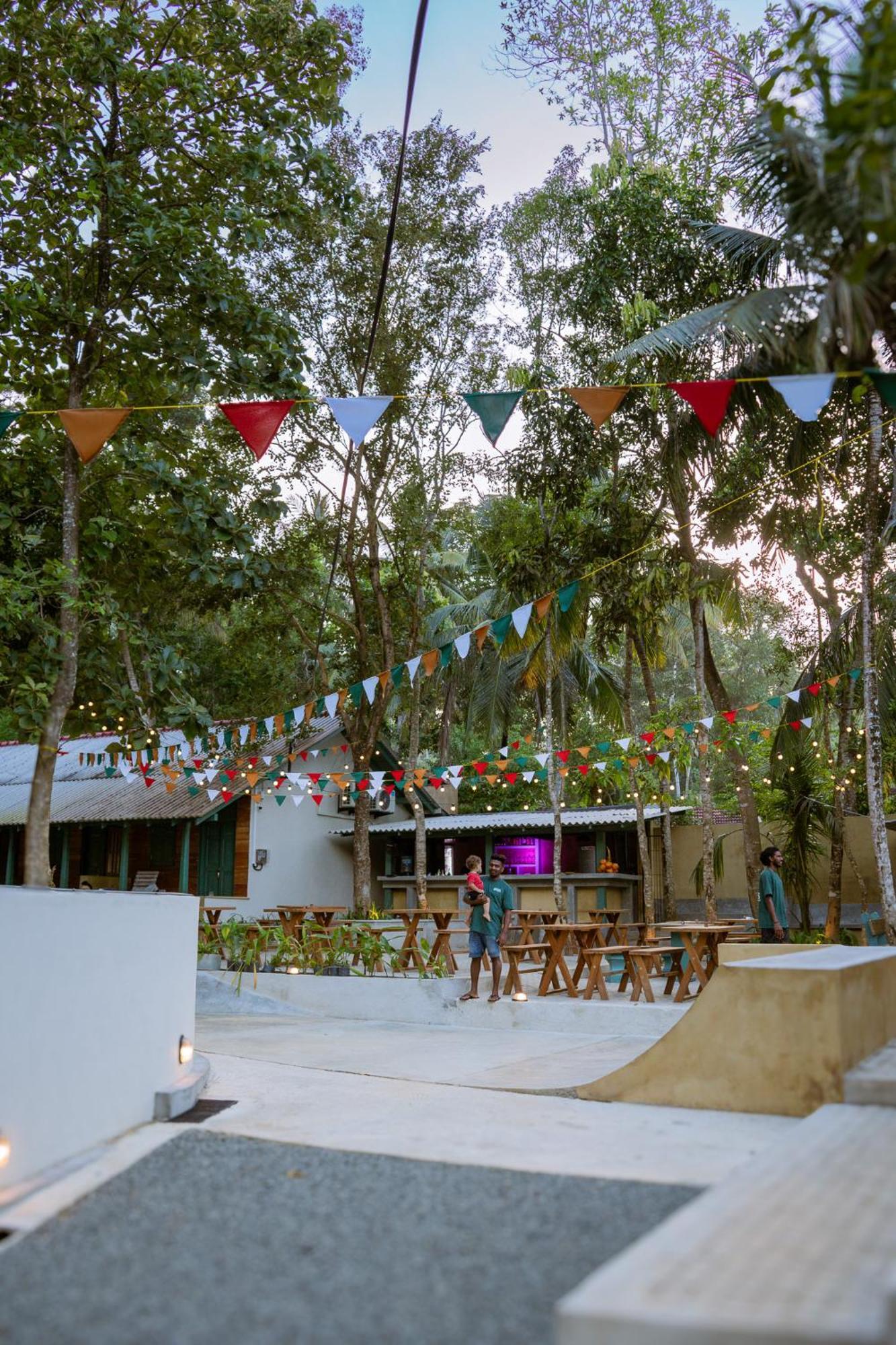 Locos Hiriketiya Hostel Dikwella Ngoại thất bức ảnh
